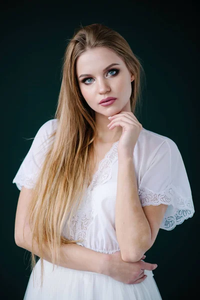 Hermosa Joven Con Maquillaje Vestido Blanco Posando Estudio —  Fotos de Stock