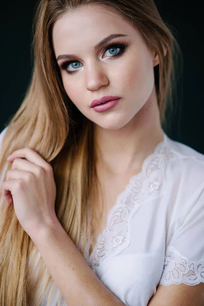 Hermosa Joven Con Maquillaje Vestido Blanco Posando Estudio — Foto de Stock