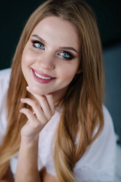 Mulher Bonita Com Maquiagem Vestido Branco Posando Estúdio — Fotografia de Stock