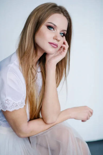 Piękna Młoda Kobieta Tworzą Białej Sukni Pozowanie Studio — Zdjęcie stockowe