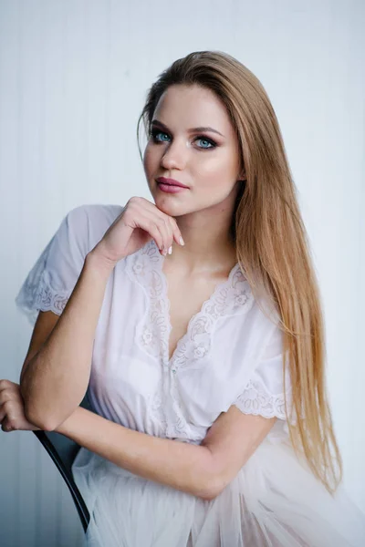 Hermosa Joven Con Maquillaje Vestido Blanco Posando Estudio — Foto de Stock