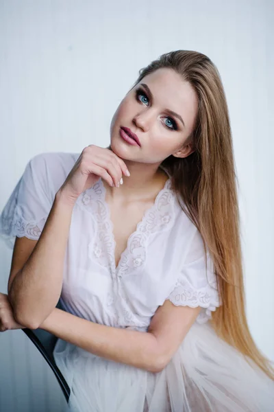 Güzel Genç Kadın Ile Studio Poz Beyaz Elbiseli Makyaj — Stok fotoğraf