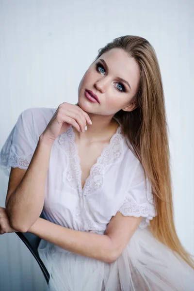 Hermosa Joven Con Maquillaje Vestido Blanco Posando Estudio —  Fotos de Stock