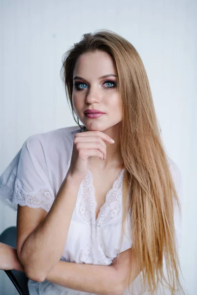Hermosa Joven Con Maquillaje Vestido Blanco Posando Estudio —  Fotos de Stock