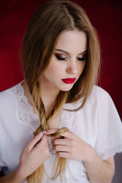 Mulher Bonita Com Maquiagem Vestido Branco Posando Estúdio — Fotografia de Stock