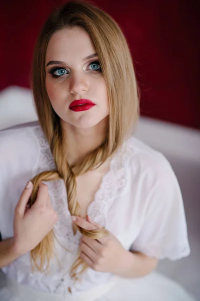 Hermosa Joven Con Maquillaje Vestido Blanco Posando Estudio — Foto de Stock