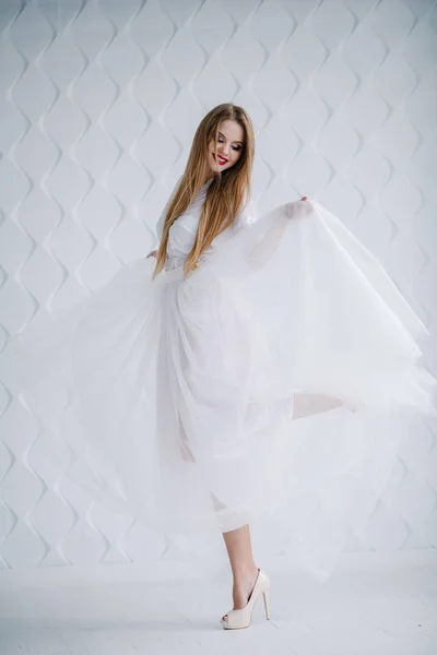 Hermosa Joven Con Maquillaje Vestido Blanco Posando Estudio — Foto de Stock