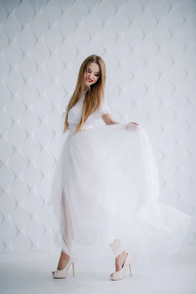 Красивая Девушка Макияжем Белом Платье Позирует Студии — стоковое фото