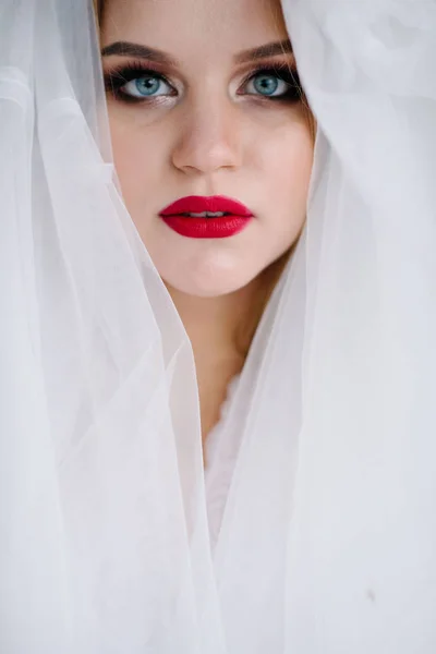 Piękna Młoda Kobieta Tworzą Białej Sukni Welonem Pozowanie Studio — Zdjęcie stockowe
