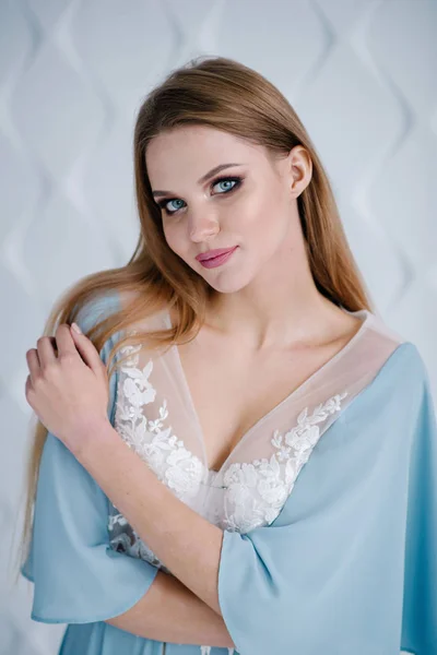 Красивая Молодая Женщина Макияжем Синем Платье Позирует Студии — стоковое фото