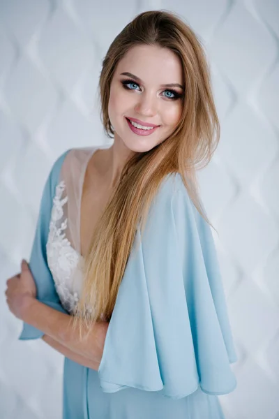 Hermosa Joven Con Maquillaje Vestido Azul Posando Estudio — Foto de Stock