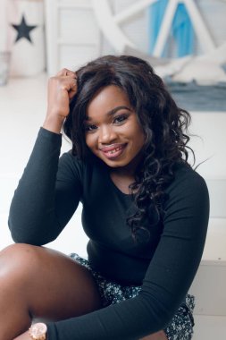 Güzel genç Afro-Amerikan kadın stüdyoda poz şort