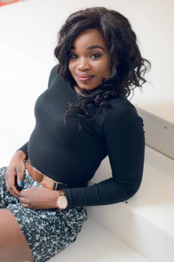 Güzel genç Afro-Amerikan kadın stüdyoda poz şort