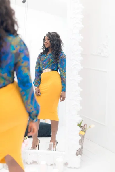 Beautiful Young African American Woman Posing Yellow Skirt Studio — Stock Photo, Image