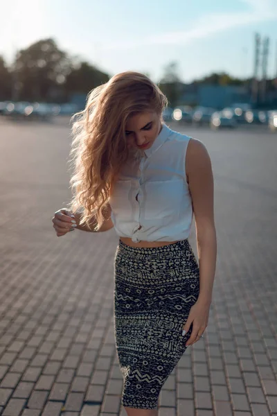 Mooie Mode Vrouw Met Blond Haar Make Poseren Stad Straat — Stockfoto