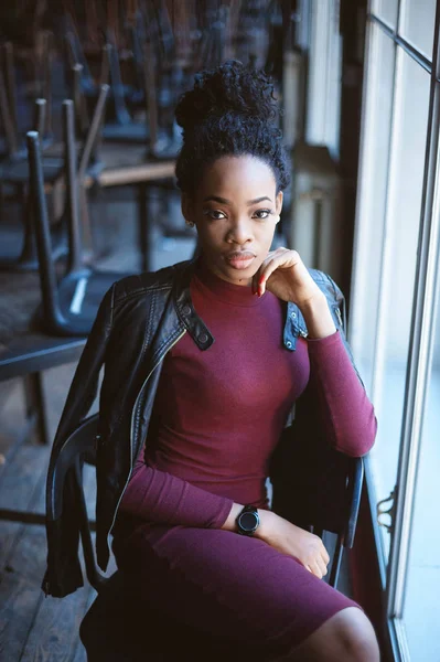 Retrato Uma Bela Mulher Negra Roupas Elegantes — Fotografia de Stock