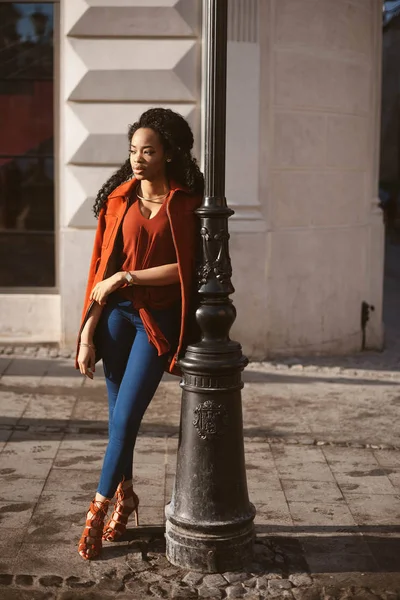Retrato Uma Bela Mulher Negra Rua Ensolarada Roupas Elegantes — Fotografia de Stock