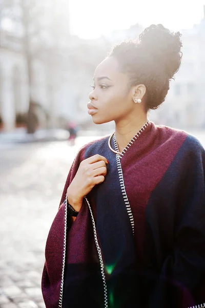 Pretty Black Woman Walks Stylish Clothes — Stock Photo, Image