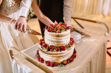 zarif genç ve güzel gelin ve Damat Düğün pastası kesme 