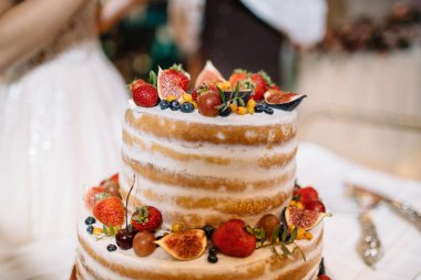 Masada meyve ile büyük düğün pastası 