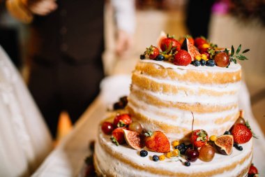 Masada meyve ile büyük düğün pastası 