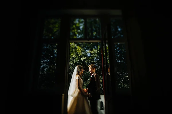 Schöne Braut Und Bräutigam Ihrem Hochzeitstag — Stockfoto