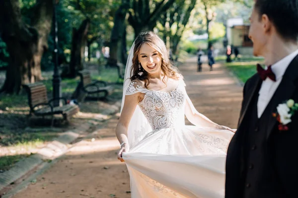 Schöne Braut Und Bräutigam Ihrem Hochzeitstag — Stockfoto
