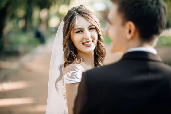 Vackra Bruden Och Brudgummen Deras Bröllopsdag — Stockfoto