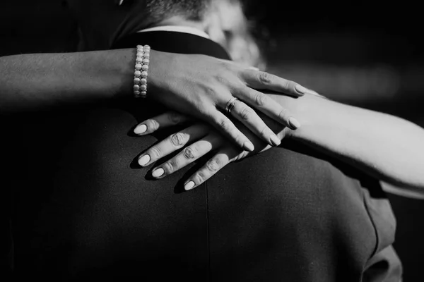 Linda Noiva Gentilmente Abraçando Noivo Elegante Momento Sensual Casamento Luxo — Fotografia de Stock
