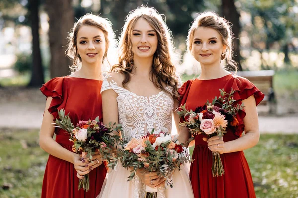 Positief Moment Voor Bruid Met Vrienden Voor Bruiloft — Stockfoto