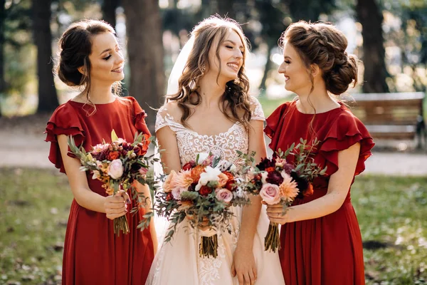 Positief Moment Voor Bruid Met Vrienden Voor Bruiloft — Stockfoto