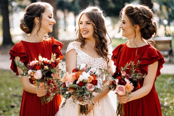 結婚式の前に友人と花嫁の正のモーメント — ストック写真