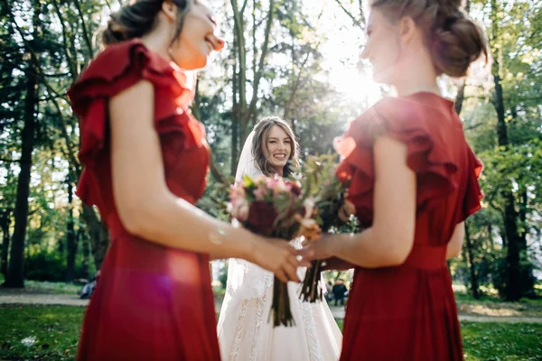 Positiver Moment Der Braut Mit Freunden Vor Der Hochzeit — Stockfoto