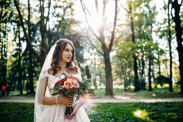 Όμορφη Σέξι Νύφη Λευκό Φόρεμα Που Ποζάρει Λουλούδια — Φωτογραφία Αρχείου