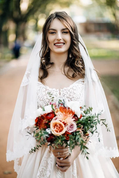 Красивая Сексуальная Невеста Белом Платье Позирует Цветами — стоковое фото