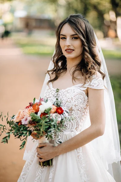 Hermosa Novia Sexy Vestido Blanco Posando Con Flores — Foto de Stock