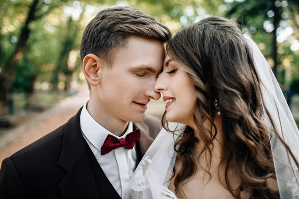 Schöne Braut Und Bräutigam Ihrem Hochzeitstag — Stockfoto