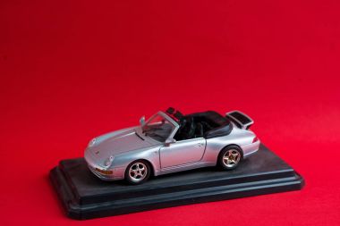 Gümüş Porsche araba küçük modeli 
