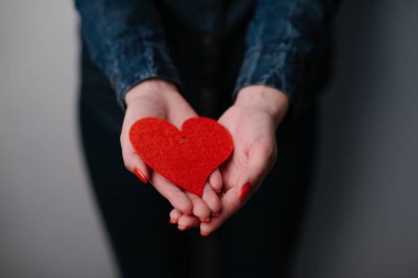 Tatlı kırmızı kalp tutan kadının elleri