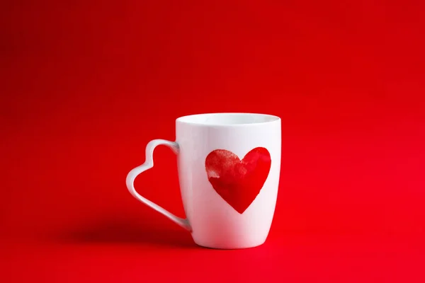 Bílý Hrnek Červeným Srdcem Valentine Foto Koncept — Stock fotografie