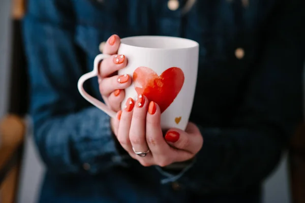 Frau Hält Tasse Mit Herzform — Stockfoto