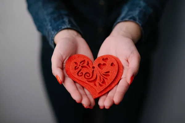 Las Manos Mujer Sosteniendo Dulce Corazón Rojo — Foto de Stock