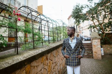 Kendine güvenen genç Afrika adam caddenin üzerinde şık elbiseli