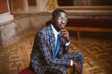 Kendine güvenen genç Afrika adam şık elbiseli 