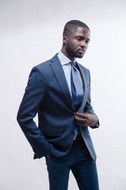 Kendine güvenen genç Afrika adam şık elbiseli