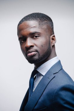 Kendine güvenen genç Afrika adam şık elbiseli