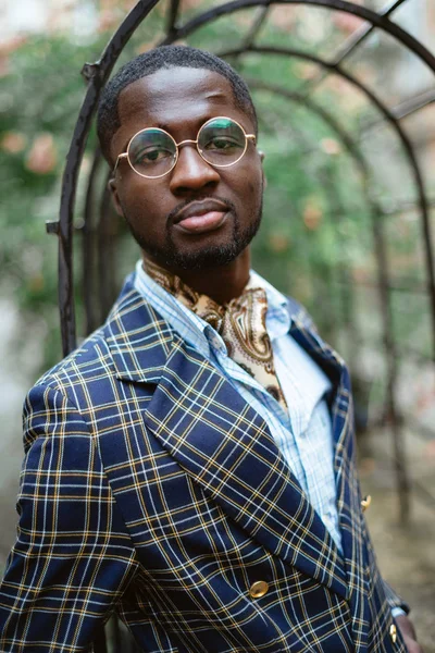 Jeune Homme Africain Confiant Dans Costume Élégant Dans Rue Ville — Photo