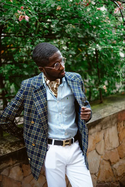 Joven Hombre Africano Confiado Traje Elegante Calle Ciudad — Foto de Stock