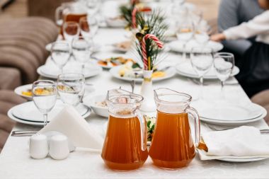 bir restoranda iyi hizmet Noel masa