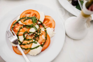 Mozzarella peyniri, domates ve fesleğen Caprese salatası yapılmış 